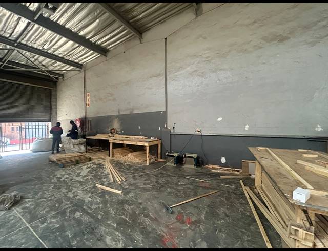 400M² WAREHOUSE TO LET IN LONGDALE